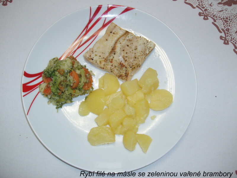 Rybí filé na másle se zeleninou vařené brambory